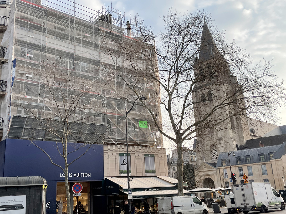 travaux de rénovation ds volets métalliques au dessus des deux magots.