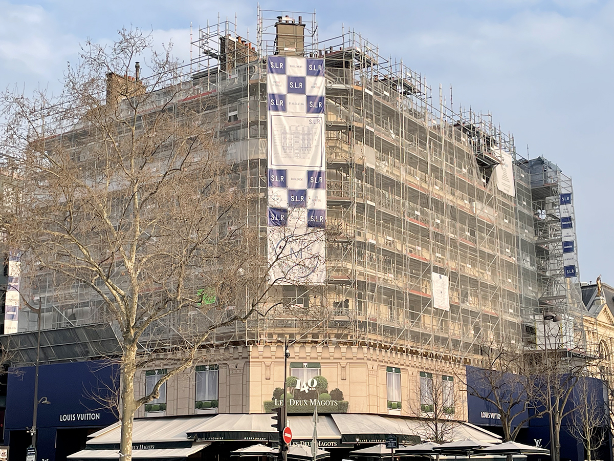 chantier de rénovations de volets en métal dans Paris.