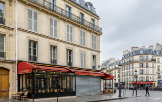 Volet métallique présentant des signes de rouille et d'usure nécessitant une rénovation